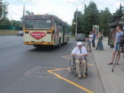 Общественный транспорт и остановки во Владимире неудобны для инвалидов