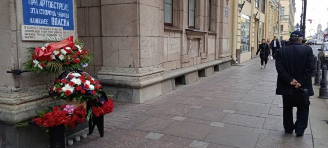 Минута молчания: на улицах и площадях Санкт-Петербурга звучали стихи из Владимира